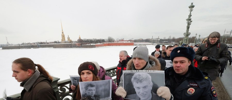 Około 15 tysięcy ludzi przeszło przez centrum Moskwy w marszu pamięci w drugą rocznicę śmierci Borysa Niemcowa. Opozycyjny polityk został zastrzelony na Wielkim Moskworeckim Moście - tuż przy murach Kremla. 