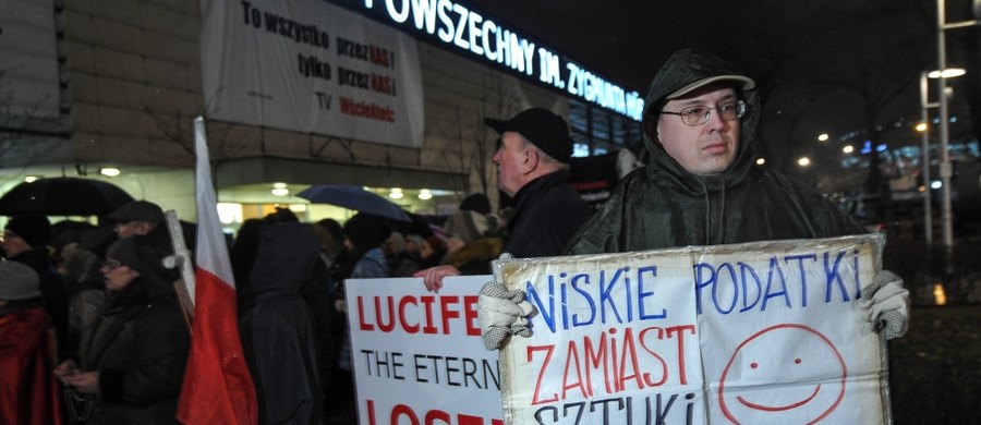 „To przedstawienie złych ludzi dla innych złych ludzi. Bluźniące i zachęcające do przekraczania granic człowieczeństwa. Owoc kalkulacji, a jednak kojarzący się z opętaniem" – pisze Piotr Zaremba w najnowszym numerze tygodnika „wSieci”, opisując Klątwę” Olivera Frljicia. Przedstawienie wystawiane w warszawskim Teatrze Powszechnym od kilku dni jest przedmiotem gorącego sporu. 