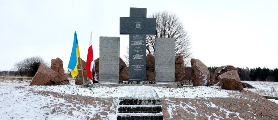 W Hucie Pieniackiej w obwodzie lwowskim uczczono pamięć Polaków, pomordowanych w 1944 r. przez oddziały ukraińskiej dywizji SS Galizien. Uroczystości odbyły się przed odnowionym przez Ukraińców krzyżem, który w styczniu nieznani sprawcy wysadzili w powietrze.