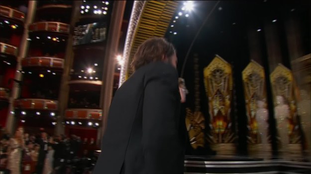 Brie Larson, nagrodzona Oscarem za "Pokój", wręczyła statuetkę najlepszym aktorom pierwszoplanowym. Wygrał Casey Affleck. Emocje były tak duże, że aktor się popłakał. Podobnie jak jego brat - Ben. Casey Affleck podziękował pozostałym nominowanym i reżyserowi "Manchester by the Sea" - Kennethowi Lonerganowi. 