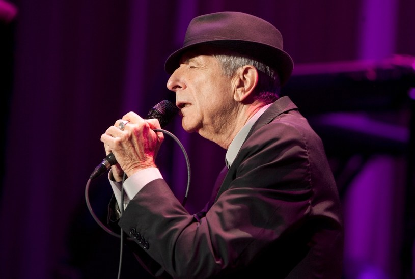 Cztery miesiące po śmierci Leonarda Cohena do sieci trafiło tzw. lyric video do piosenki "Traveling Light" z ostatniej płyty "You Want It Darker".