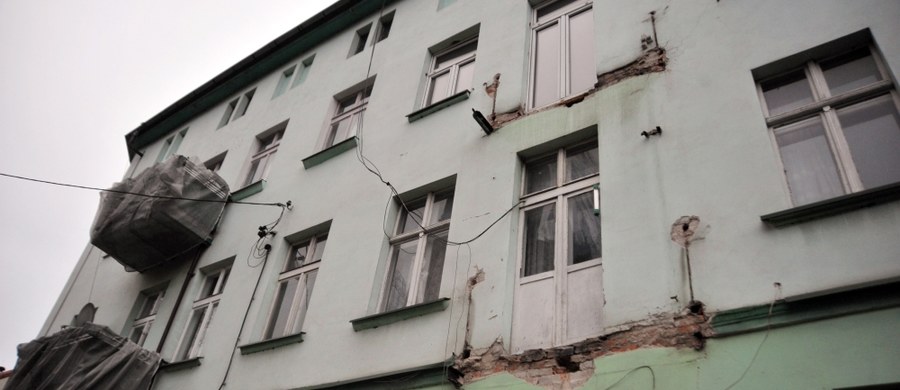 ​W ciągu kilku dni mają być rozebrane balkony w kamienicy w Szczecinie-Dąbiu. Po tym gdy wczoraj runął balkon na drugim piętrze budynku, zarządca przedwojennego budynku zdecydował się przyspieszyć demontaż pozostałych. 