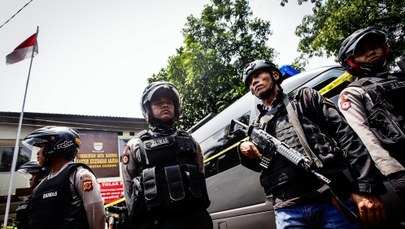 Indonezja: Terrorysta powiązany z Państwem Islamskim zdetonował bombę. Zmarł po pościgu