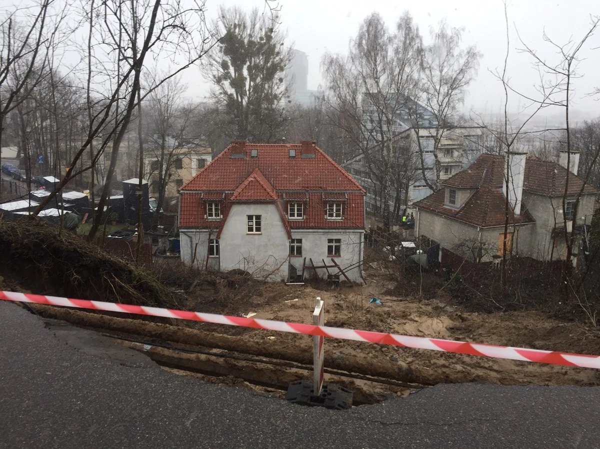 Będą ponowne oględziny osuwiska na Kamiennej Górze w Gdyni. Zleci je prokuratura - dowiedział się reporter RMF FM Kuba Kaługa. W czwartkowy wieczór obsunęła się tam skarpa. Przysypała parter budynku wielorodzinnego. Trzeba było ewakuować 14 osób.