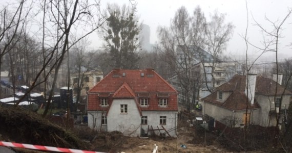 Będą ponowne oględziny osuwiska na Kamiennej Górze w Gdyni. Zleci je prokuratura - dowiedział się reporter RMF FM Kuba Kaługa. W czwartkowy wieczór obsunęła się tam skarpa. Przysypała parter budynku wielorodzinnego. Trzeba było ewakuować 14 osób.