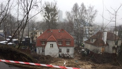 Osuwisko przysypało parter willi w Gdyni. Miejsce zbada specjalny zespół