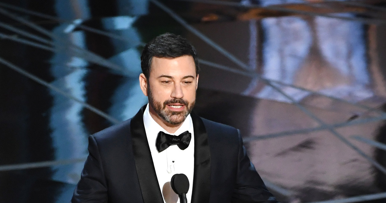 Jimmy Kimmel całkiem dobrze poradził sobie jako gospodarz oscarowej gali. Jego najbardziej udane żarty dotyczyły Donalda Trumpa, Matta Damona i kilku innych hollywoodzkich gwiazd. Co jednak z tego, że wypadł przyzwoicie, skoro cała gala przejdzie do historii z powodu finałowej wpadki organizatorów, a nie umiejętności prowadzącego.