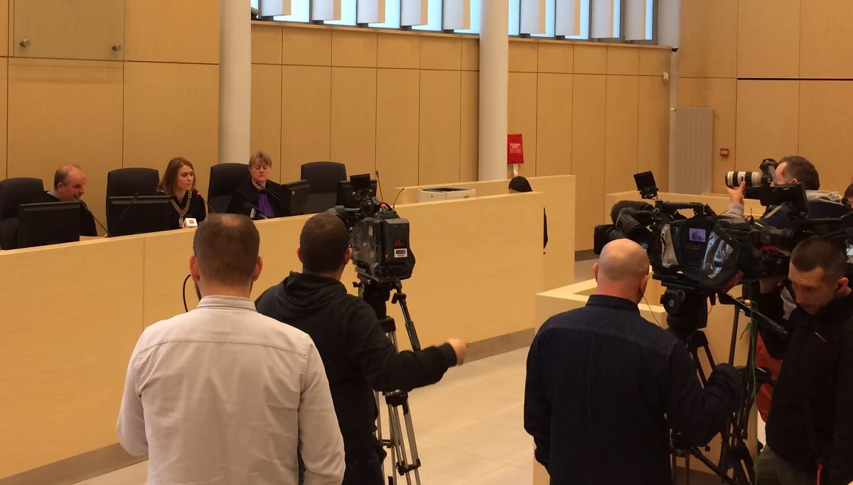 ​20 lat więzienia i 200 tysięcy złotych na rzecz pokrzywdzonej - to wyrok sądu w Poznaniu w sprawie Grzegorza P. Mężczyzna w październiku 2015 roku w Gnieźnie uwięził, gwałcił i oślepił 24-letnią kobietę.