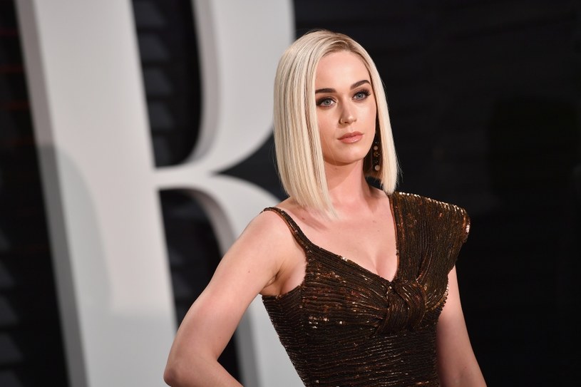 Katy Perry pojawiła się na imprezie "Vanity Fair", zorganizowanej po ceremonii wręczania Oscarów. Brązowa kreacja wokalistki miała jednak pewien defekt, co zauważyli internauci.