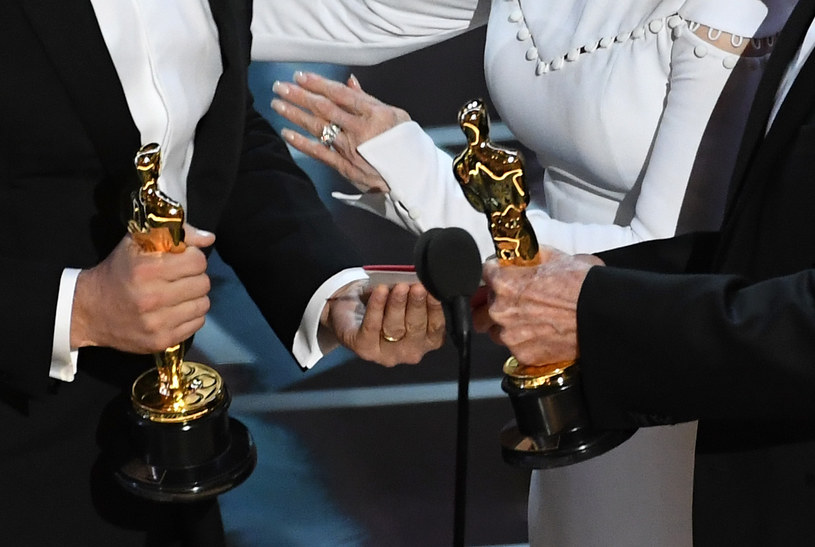 Firma konsultingowa PwC (PricewaterhouseCoopers) obsługująca przyznawanie Oscarów przeprosiła za gafę na tegorocznej gali, podczas której błędnie ogłoszono, że Oscarem dla najlepszego filmu uhonorowano "La La Land", zanim okazało się, że wygrał "Moonlight".