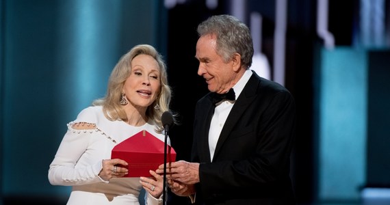"Prezenterzy dostali kopertę niewłaściwej kategorii (…). Sprawdzamy obecnie, jak mogło do tego dojść" - oznajmiła firma konsultingowa PricewaterhouseCoopers po gigantycznej wpadce podczas 89. ceremonii wręczenia Oscarów. W czasie gali błędnie ogłoszono, że najważniejszą nagrodę - dla najlepszego filmu - zdobył muscial "La La Land". Po chwili zaś okazało się, że wygrał "Moonlight". "Zawiedli spektakularnie" - tak pomyłkę pracowników PwC skomentował Nigel Currie, niezależny specjalista ds. budowania świadomości marki.