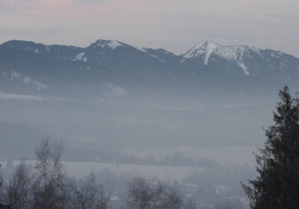 Ratownicy TOPR zakończyli nocną akcję ratunkową i bezpiecznie sprowadzili do szlaku dwóch turystów, którzy - schodząc z Granatów w Tatrach - utknęli w niebezpiecznym żlebie Drege'a. 