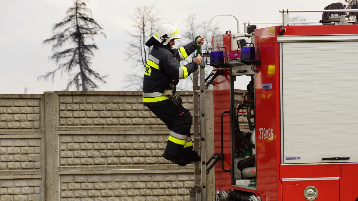 Ponad 30 strażaków walczy z pożarem w Zawierciu w Śląskiem. W nieużywanej hali zapaliły się sprasowane śmieci.