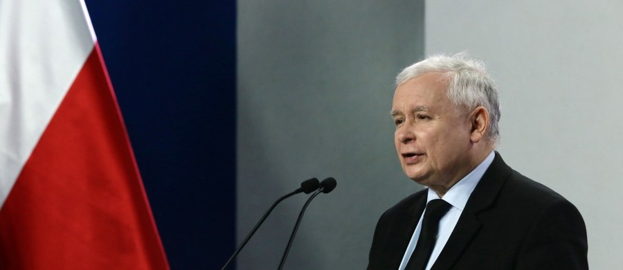 "Zostanie wniesiona poprawka do ustawy dotycząca wycinki drzew na prywatnych posesjach" - zapowiedział Jarosław Kaczyński. Jak podkreślił, poprawka uniemożliwi wycinanie drzew w większych zespołach po to, by tworzyć podstawy dla inwestycji. Prezes PiS podkreślał także podczas konferencji, że rząd będzie dążyć do poprawy losu zwierząt w Polsce. Zapowiedział daleko idące zmiany w projekcie ustawy o prawie łowieckim.