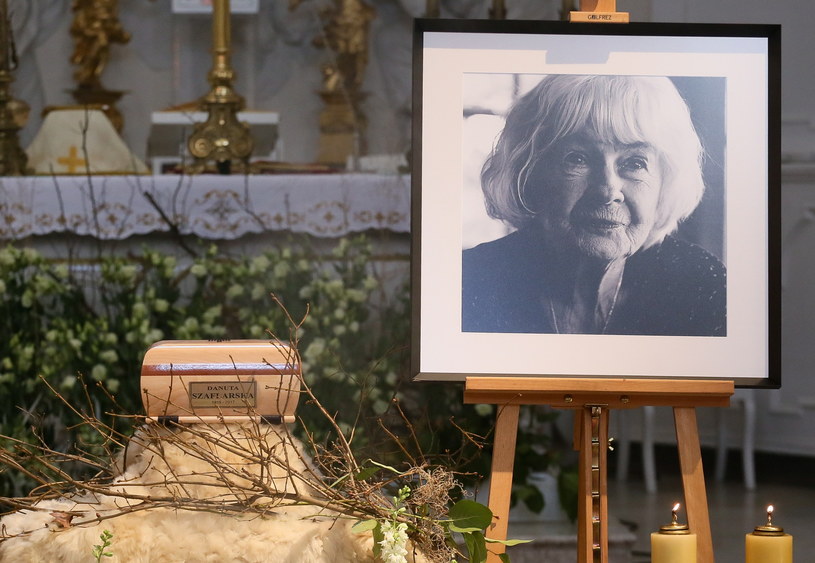 Mszą święta odprawioną w Kościele Niepokalanego Poczęcia NMP w Warszawie, w obecności rodziny, przedstawicieli władz państwowych oraz środowisk artystycznych, pożegnano we wtorek Danutę Szaflarską. Aktorka zmarła 19 lutego w wieku 102 lat.