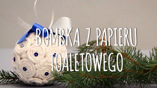 Papier toaletowy może być świetnym materiałem na zrobienie pomysłowej bombki na choinkę. Przygotowanie takiej wyjątkowej bombki nie zajmuje wiele czasu - to pomysł również dla tych, którzy niekoniecznie czują się dobrze w samodzielnym przygotowywaniu dekoracji. Do zrobienia takiej bombki z papieru toaletowego warto zachęcić również dzieci - cały proces nie trwa długo, ale frajda będzie niesamowita.