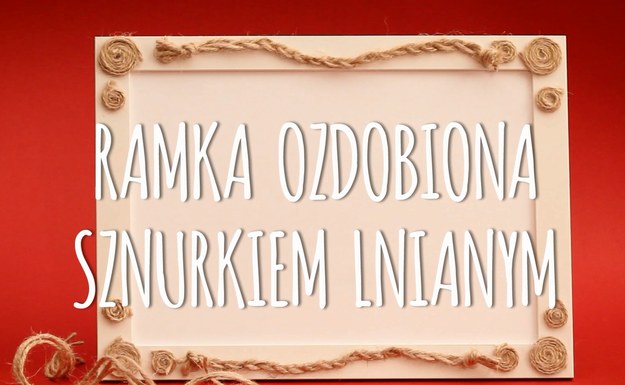 Ramki do zdjęć, które proponuje nam się w sklepie, zwykle nie mają żadnych dodatków, są monotonne i nie cieszą oka tak, jak te pełne dekoracji. W prosty sposób i naprawdę tanim kosztem można samemu ozdobić ramkę do naszych ulubionych zdjęć przeróżnymi dodatkami. Dziś mamy dla was krótki poradnik, jak udekorować ramkę zwykłym lnianym sznurkiem. Można z niego wyczarować naprawdę zjawiskowe dodatki. Zobaczcie!