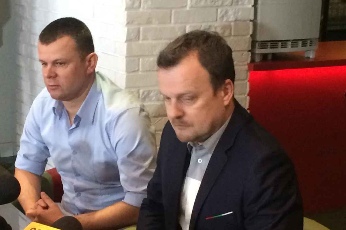 ​Prezes Zagłębia Sosnowiec prawdopodobnie pozostanie na stanowisku. Chce tego prezydent miasta Arkadiusz Chęciński. Ostateczną decyzję podejmie rada nadzorcza klubu na dzisiejszym zebraniu. Marcin Jaroszewski poinformował, że usłyszał wczoraj zarzut obietnicy wręczenia korzyści majątkowej. Miał obiecać naczelnikowi Pierwszego Śląskiego Urzędu Skarbowego w Sosnowcu Marcinowi K., że załatwi mu bilety na mecz Legia Warszawa-Ajax Amsterdam.