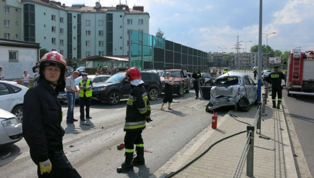 ​Przed krakowskim sądem rozpoczął się proces kierowcy Grzegorza O., oskarżonego o staranowanie 18 samochodów oczekujących na czerwonym świetle. Na wniosek obrony proces toczy się za zamkniętymi drzwiami.