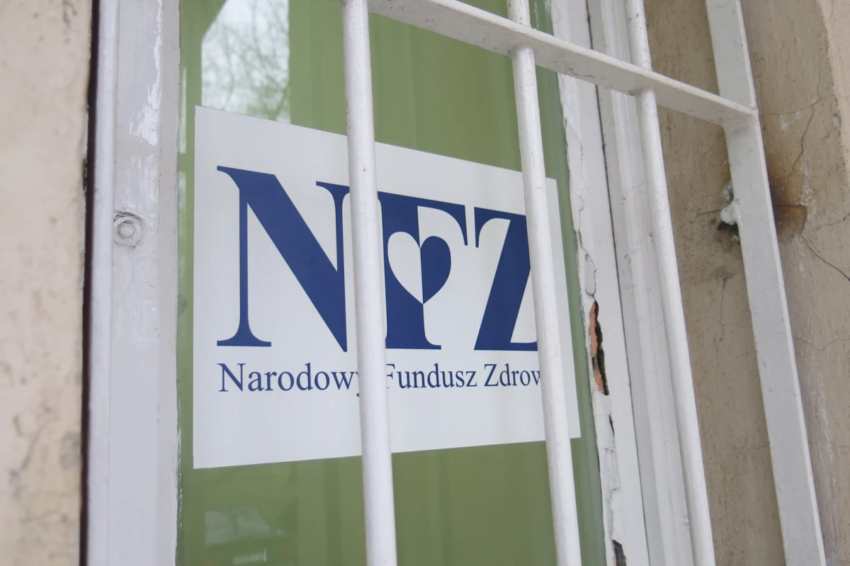 Te kwoty mogą oburzać - Narodowy Fundusz Zdrowia nie oszczędza na swoich pracownikach.  Tylko w zeszłym roku rozdał swoim pracownikom 5,5 mln zł nagród - donosi "Fakt". 