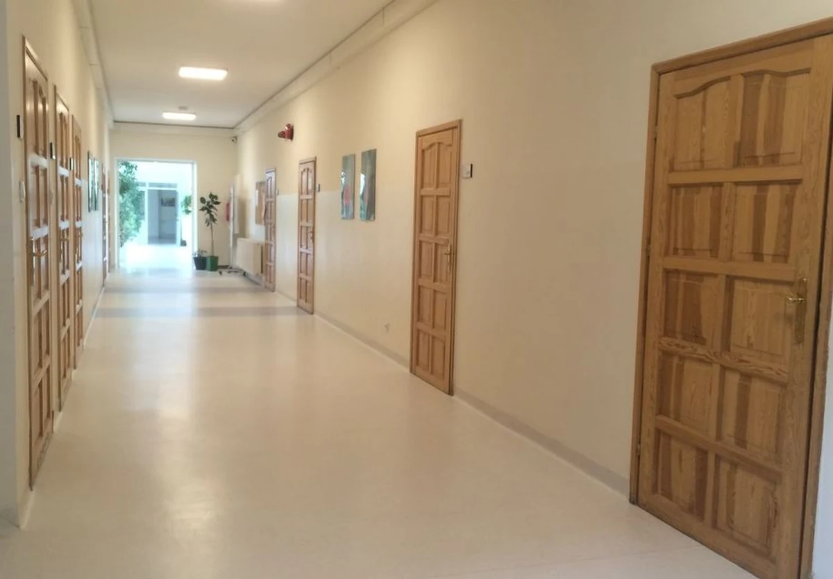 ​"Trafiają do nas dzieci z wadą słuchu, która przekracza 40 decybeli. Nasza szkoła różni się od typowej szkoły tym, że są klasy ośmioosobowe. Dla osób z zewnątrz zaskakująca może być cisza. W tej ciszy zaskakująco dużo dzieje się: odbywa się komunikacja, ludzie dyskutują o ważnych dla siebie sprawach, czasami kłócą się" - mówią w rozmowie z RMF FM Agata Czernicka i Danuta Zielińska z Ośrodka Szkolno-Wychowawczego dla Głuchych, który działa w Warszawie od 46 lat.