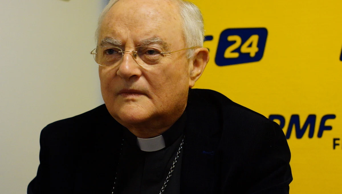 "Pigułka 'dzień po' oczywiście powinna być na receptę, bo to jest hormon. Hormony się sprzedaje na receptę, bo bardzo głęboko modyfikują fizjologię człowieka" - mówi w Porannej rozmowie w RMF FM abp Henryk Hoser. W rozmowie z Robertem Mazurkiem dodaje, że mówienie, iż pigułka 'dzień po' nie jest pigułką wczesnoporonną to „zakłamywanie rzeczywistości”. „Nie byłaby antykoncepcją awaryjną, gdyby nie była jednocześnie poronną” – mówi abp Hoser. Czy arcybiskupa nie martwi to, że coraz więcej kobiet bierze udział w protestach na rzecz obrony ich praw? „Jest w tym jednoczeniu się dużo nieporozumień, dużo przekłamań, dużo uprzedzeń, które nie mają miejsca (…). Ich prawa nie są niczym zagrożone. Kościół nie życzy kobietom złego życia” – podkreśla gość Porannej rozmowy w RMF FM. Czy zmieni się nauczanie papieskie i osoby rozwiedzione oraz żyjące w związkach niesakramentalnych będą mogły przystępować do komunii? Abp Henryk Hoser odpowiada: „Nauczanie papieskie jest ciągłe. Papież Franciszek mówi wyraźnie: Nie ma zmian w nauczaniu Kościoła”. 