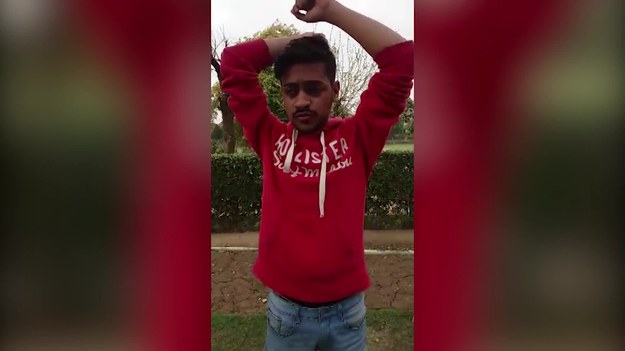 Ten student z Pakistanu wzbudza sensację zarówno wśród swoich kumpli, jak i w internecie. Nie da się opisać tego, co potrafi zrobić ze swoimi rękami. Musicie to zobaczyć.