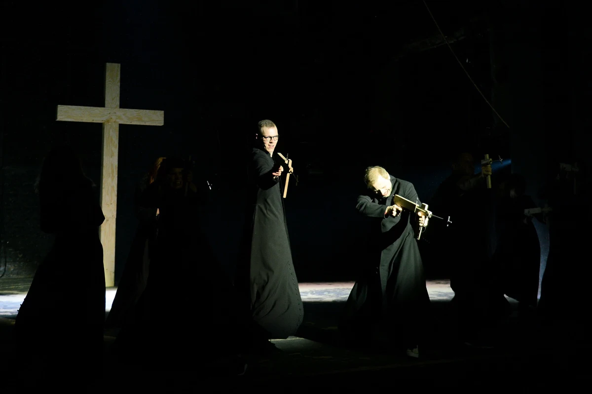 Porównywanie spektaklu "Klątwa" w Teatrze Powszechnym do sztuki jest nadużyciem. To jest przedstawienie w dużej mierze kloaczne, który nawet kwalifikuje się na pornografię na scenie - ocenił w internetowej części Porannej rozmowy w RMF FM abp Henryk Hoser.