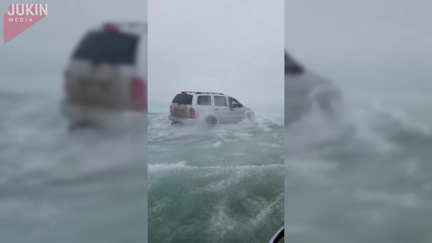 Ci faceci byli zaskoczeni, gdy zobaczyli samochód jadący po zamarzniętym jeziorze. Samochód zdołał utrzymać się powyżej poziomu wody i nie pogrążyć w lodowatych głębinach.