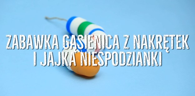 Niektóre dzieci szybko się nudzą kolejnymi zabawkami - w dzisiejszych czasach, kiedy sklepowe półki uginają się od ciężaru kolejnych zabawek, dzieci przyzwyczajone są do otrzymywania czegoś nowego. Najlepsze są jednak zabawki, które zrobi się samodzielnie! Mamy dla was propozycję na zrobienie zabawki-gąsienicy - do jej przygotowania możecie zaprosić również dzieci, co sprawi im dodatkową frajdę! By zrobić tę zabawkę, wystarczą nakrętki i opakowanie z jajka niespodzianki.