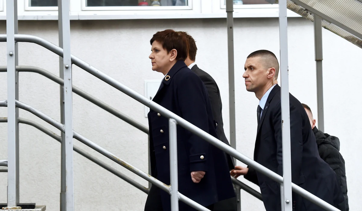 Prokurator Szacki nie lubił dziennikarzy. Bohater trylogii Zygmunta Miłoszewskiego – mojej ulubionej trylogii – można nawet powiedzieć, że gardził nimi. A no wstrętne pismaki uganiały się za ubranym w garnitur, siwowłosym – co dodawało mu klasy – prokuratorem i przeszkadzali mu w rozwikłaniu wielu zagwozdek, których dostarczał stołeczny i prowincjonalny przestępczy świat.