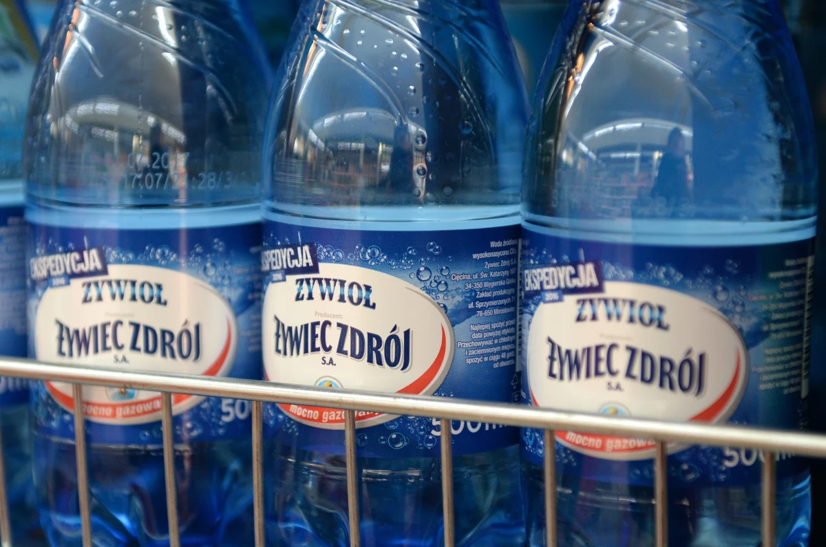 Prokuratura umorzyła śledztwo w sprawie narażenia zdrowia i życia mężczyzny, który miał wypić utwardzacz do żywic znajdujący w butelce po wodzie mineralnej Żywioł. Poszkodowany twierdził, że woda została kupiona w sklepie. Śledztwo wykluczyło winę producenta.