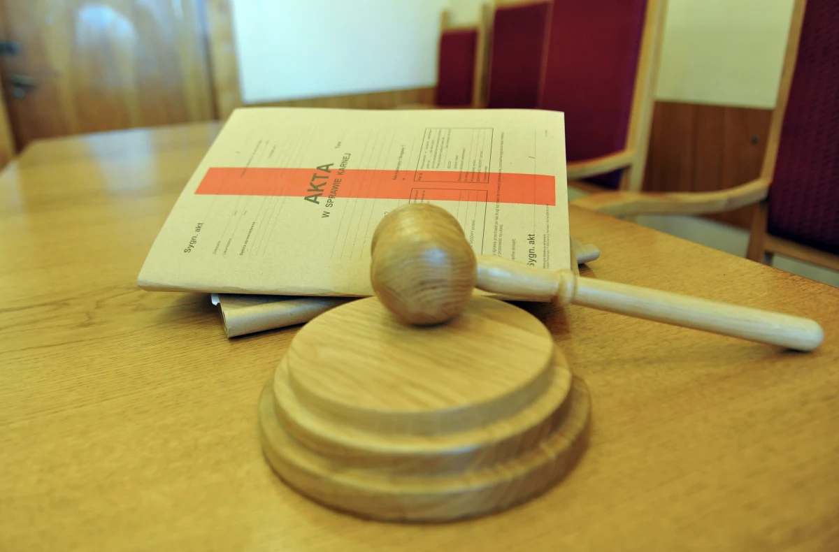 Sąd we Wrocławiu utrzymał decyzję o tymczasowych aresztach dla czterech osób zatrzymanych w sprawie dzikiej reprywatyzacji w Warszawie. Wśród osób, które zostaną za kratami, jest były urzędnik stołecznego ratusza Jakub R. oraz znany adwokat Robert N.