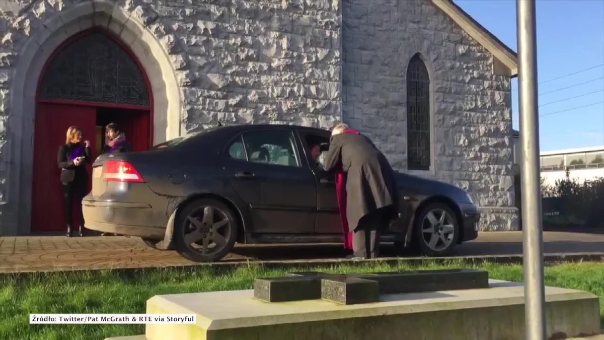 Pewien kościół w Irlandii zaoferował niecodzienny sposób na tradycyjne posypanie głowy w Środę Popielcową. Wierni, którzy z różnych względów nie mogą przybyć tego dnia na mszę, mogą skorzystać ze znanego z restauracji fast-food "drive-thru". Oznacza to, że mogą podjechać pod kościół swoim samochodem, a ksiądz posypie im głowę bez wychodzenia z auta.