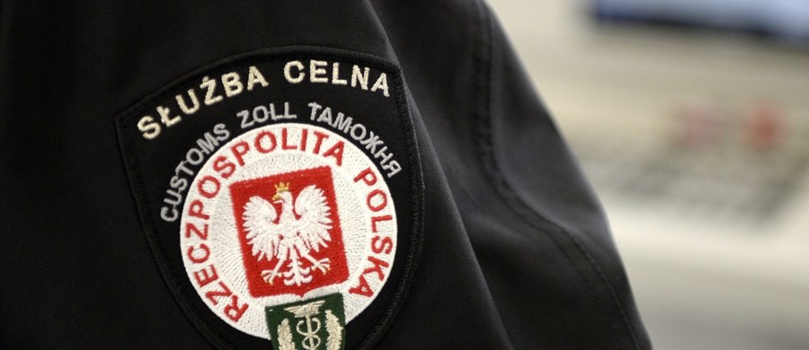 Celnicy znów mogą rozliczać cła, akcyzy, podatek od importu, gier hazardowych i wielu innych opłat. Przez niecałą dobę rozliczanie było zablokowane, bo brakowało rozporządzenia ministra finansów dotyczącego Krajowej Administracji Skarbowej. Po materiale RMF FM stosowne rozporządzenie zostało opublikowane w Dzienniku Ustaw. 