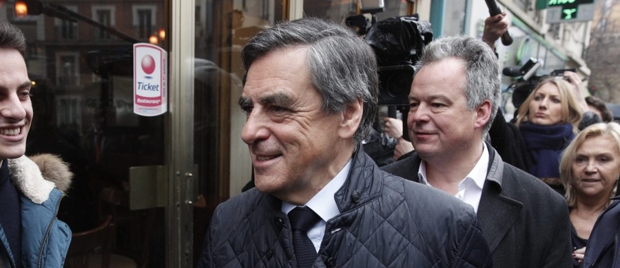 ​Kandydat prawicy w wyborach prezydenckich we Francji Francois Fillon zapewnił, że nadal będzie się ubiegał o najwyższy urząd w państwie, choć sędziowie śledczy zamierzają postawić mu wkrótce formalnie wstępne zarzuty ws. fikcyjnego zatrudnienia żony.