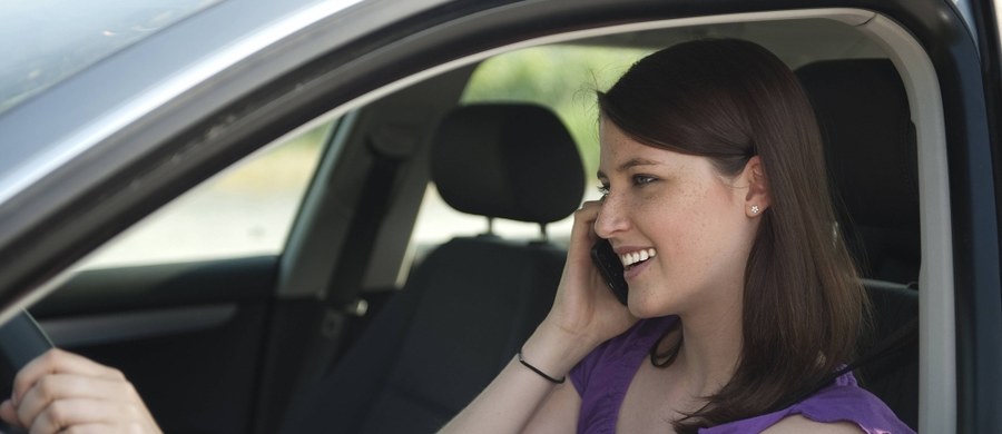 ​Od dziś Brytyjczycy używający telefonów komórkowych za kierownicą tracić będą prawo jazdy. Karani tak będą kierowcy, którzy prowadzą samochody krócej niż dwa lata. Otrzymają grzywnę w wysokości 200 funtów i sześć punktów, co automatycznie oznaczać będzie konieczność ponownego zdawanie testów.