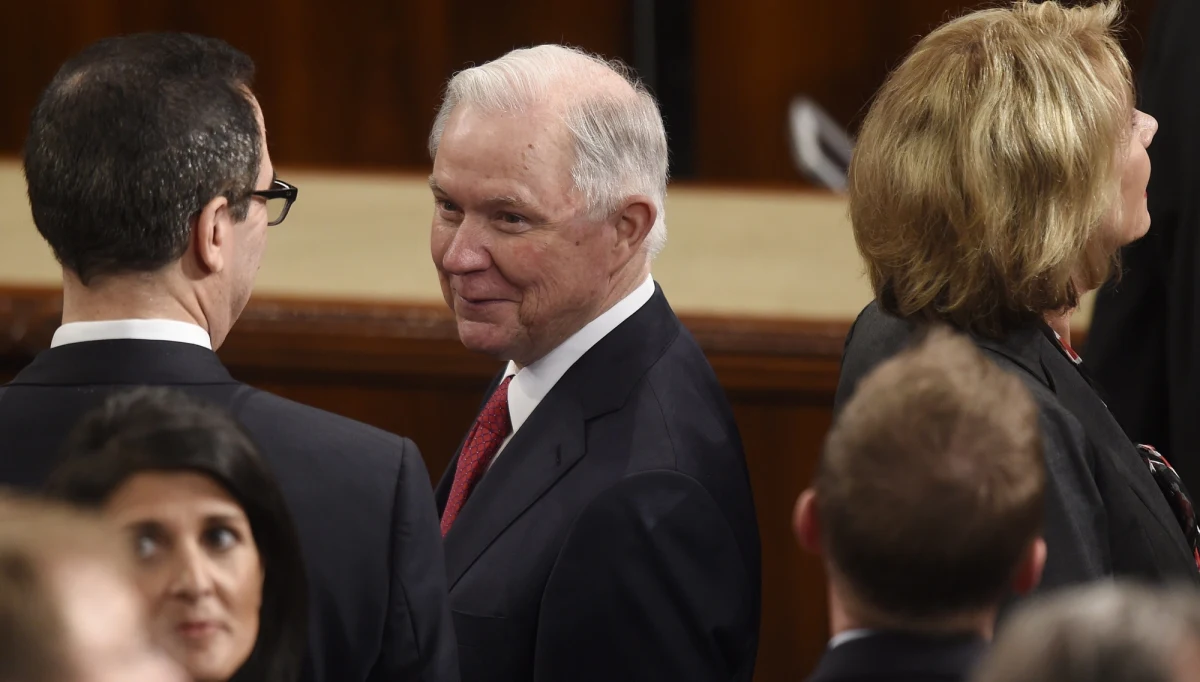 Minister sprawiedliwości i prokurator generalny Jeff Sessions, główny doradca Donalda Trumpa w czasach kampanii, zataił podczas przesłuchań w Senacie swe kontakty z przedstawicielami Rosji – ujawnił dziennik "Washington Post", powołując się na anonimowych informatorów z resortu sprawiedliwości. Senator miał m.in. przyjąć ambasadora Rosji w USA Sergieja Kislaka w swym biurze we wrześniu, gdy całe Stany Zjednoczone żyły sprawą rosyjskich ataków hakerskich na serwery Partii Demokratycznej - zaznacza dziennik.
