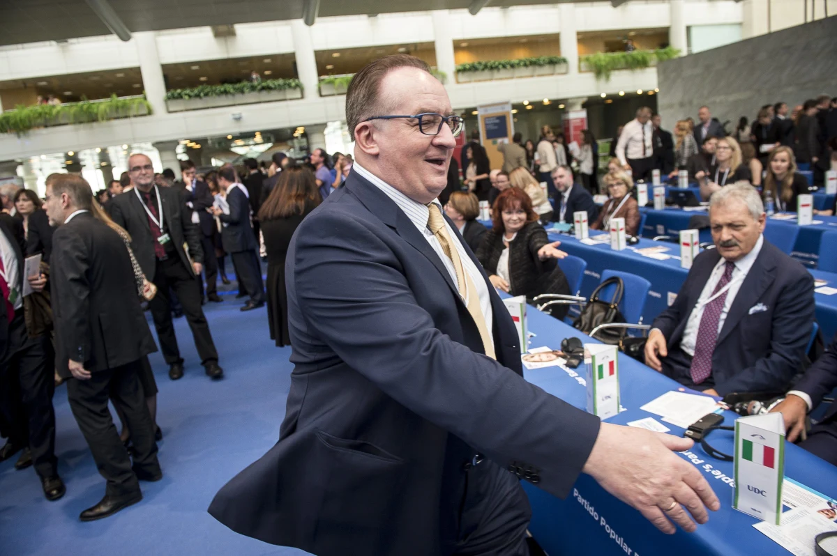 "To tylko wzmacnia pozycję Donalda Tuska" - powiedział dziennikarce RMF FM Katarzynie Szymańskiej–Borginon eurodeputowany CDU Elmar Brok, pytany o doniesienia w sprawie kandydatury Jacka Saryusz-Wolskiego na szefa Rady Europejskiej. Brok uchodzi za bliskiego współpracownika kanclerz Niemiec Angeli Merkel.