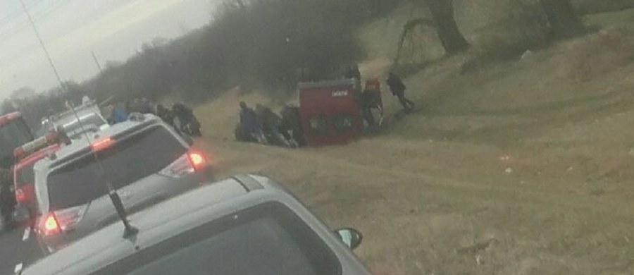 Wypadek na drodze wojewódzkiej numer 801 Puławy- Dęblin na Lubelszczyźnie. W miejscowości Gołąb bus z 14 pasażerami zsunął się z nasypu i wpadł do rowu. 