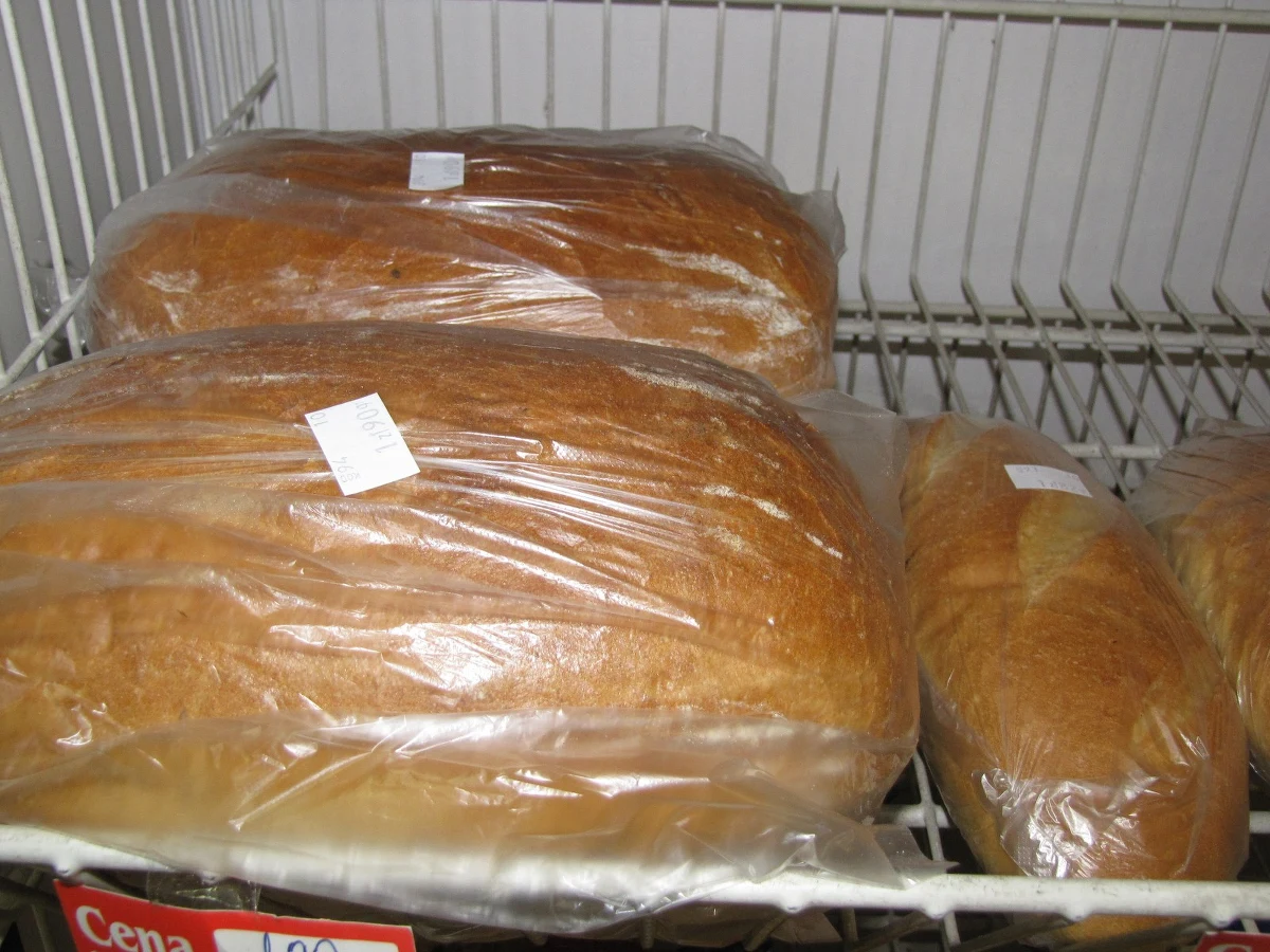 Sklepy o powierzchni powyżej 250 metrów kwadratowych będą musiały płacić 10 groszy za każdy kilogram "odpadów żywnościowych" - zakłada senacki projekt ustawy o przeciwdziałaniu marnowaniu żywności. Projektem zajmują się senackie komisje. "Marnowanie żywności budzi kontrowersje etyczne w sytuacji problemu niedożywienia części ludności świata, zwiększa emisję gazów cieplarnianych oraz zużycie energii i powoduje nadmierną eksploatację zasobów naturalnych" - tłumaczyli senatorowie, podczas posiedzenia trzech komisji: rodziny, środowiska oraz ustawodawczej.