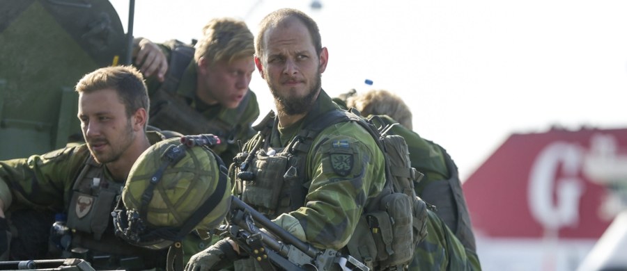 Rząd szwedzki ogłosił, że przywróci zniesioną przed siedmiu laty obowiązkową służbę wojskową. Jako motywy tej decyzji wymienił braki osobowe w siłach zbrojnych oraz pogorszenie się warunków bezpieczeństwa w regionie. 