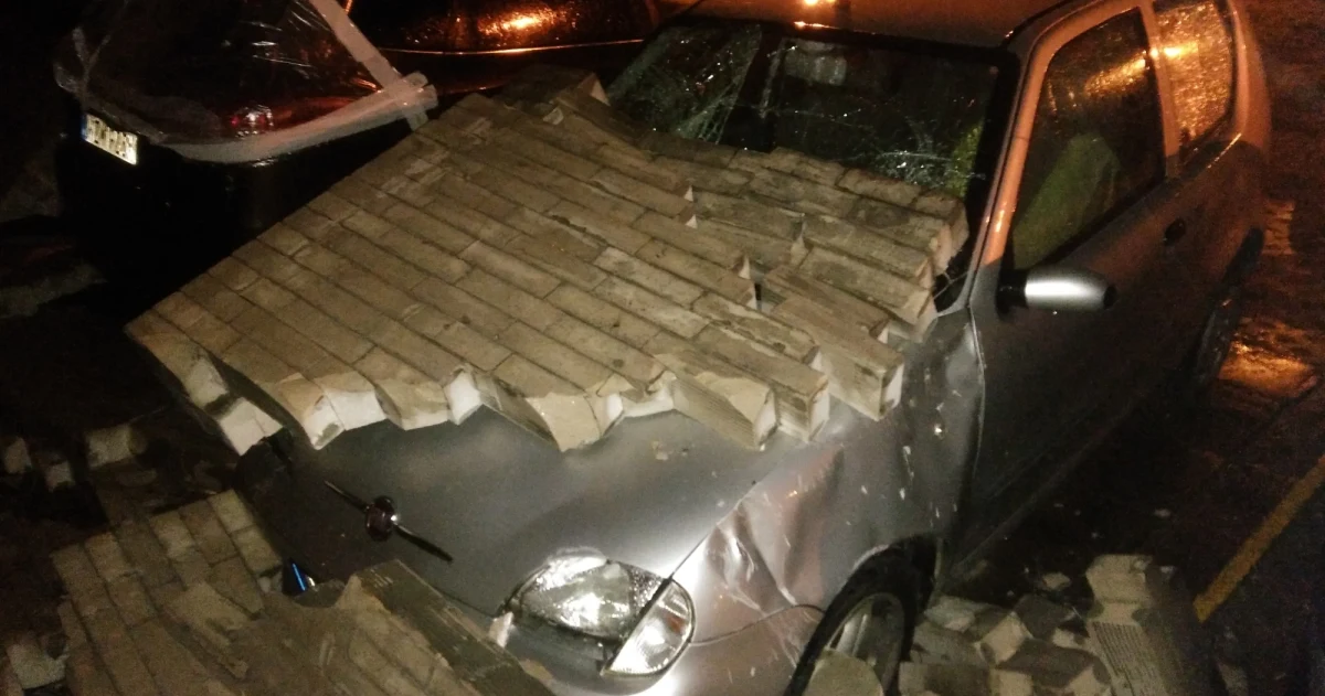 Uszkodzone dachy, setki połamanych drzew, zerwane linie energetyczne - to skutki silnego wiatru, z którym zmaga się większość Polski. Do wieczora w całym kraju strażacy interweniowali ponad 800 razy. 