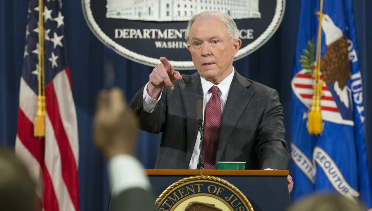 Minister sprawiedliwości i prokurator generalny Jeff Sessions po raz kolejny podkreślił, że nie rozmawiał z przedstawicielami rosyjskich władz o ubiegłorocznej kampanii wyborczej w USA. Prezydent Donald Trump zapewnił natomiast, że „ darzy swojego ministra całkowitym zaufaniem”. Obaj odnieśli się w ten sposób do zarzutu, jakoby Sessions zataił informacje o swoich kontaktach z rosyjskim ambasadorem.