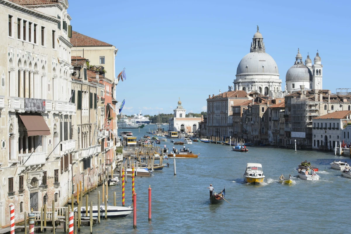 Do 2100 roku Wenecja i miasta położone nad Adriatykiem, od Triestu po Rawennę, mogą zostać całkowicie zalane z powodu raptownego podniesienia się poziomu Morza Śródziemnego - ostrzegł międzynarodowy zespół naukowców. Potwierdził stawiane już wcześniej hipotezy.