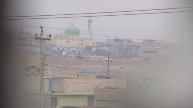 Bojownicy Państwa Islamskiego (IS) w piątym miesiącu walk w obronie ich ostatniego wielkiego bastionu w Iraku stawiają coraz bardziej zacięty opór. Gęsto zaminowują ulice, którymi cywilna ludność usiłuje wydostać się z miasta. Wykorzystują ją jako żywe tarcze. 