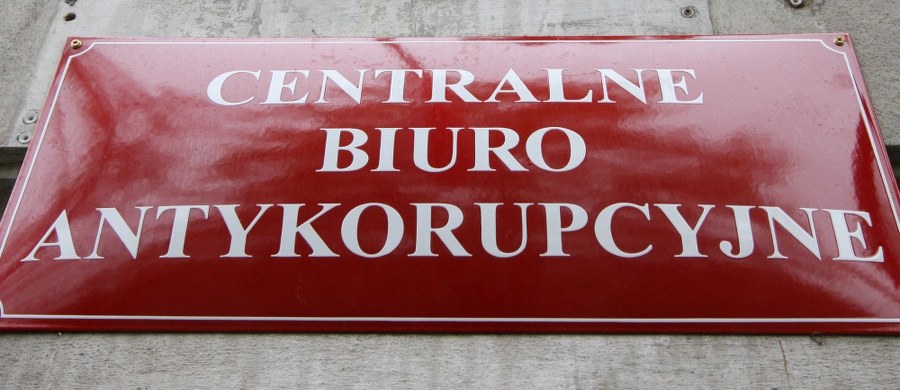 Zarzuty zmowy przetargowej postawiła Prokuratura Regionalna w Łodzi pięciu osobom - członkom władz spółek miejskich z Pruszkowa i Koła podejrzanym o ustawianie przetargów na ponad 2,5 mln zł. Grozi im kara do 3 lat więzienia.
