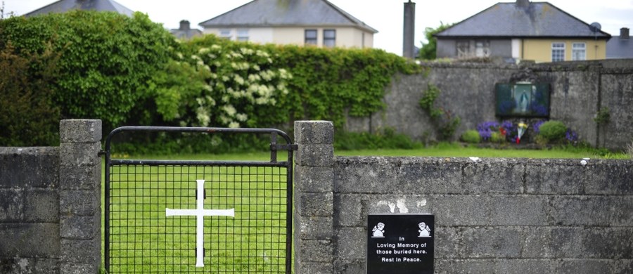 Powołana przez irlandzki rząd komisja śledcza do zbadania katolickich domów dla niezamężnych matek i losu ich potomstwa potwierdziła w piątek istnienie masowego grobu dzieci koło domu prowadzonego w latach 1925-61 przez zakonnice w Tuam na zachodzie Irlandii.