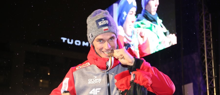 Piotr Żyła po zajęciu w czwartek 3. miejsca w konkursie na dużej skoczni narciarskich mistrzostw świata w Lahti nie był w stanie mówić. Po piątkowej ceremonii medalowej przyznał, że coś takiego czuł pierwszy raz w życiu. "Byłem tylko ja i skocznia" - powiedział.