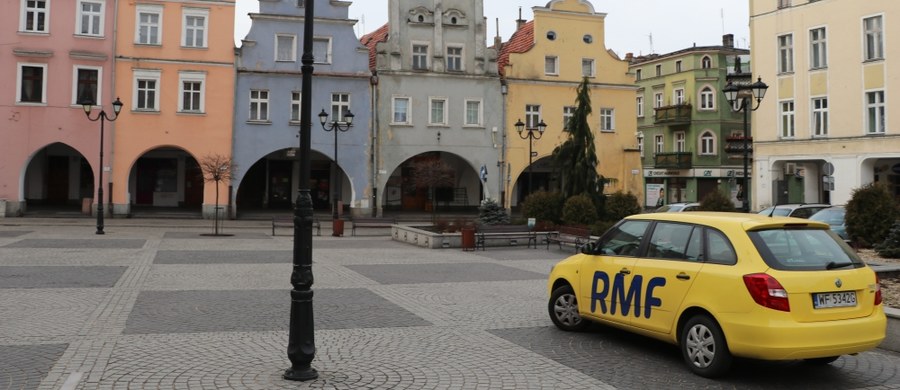 ​Leżący nad Nysą Szaloną, Jawornikiem i Paszówką Jawor był dziś Twoim Miastem w Faktach RMF FM. Licząca 24 tysiące mieszkańców miejscowość znajduje się w środkowej części Dolnego Śląska. Słynie z unikatowego na skalę światową Kościoła Pokoju, Zamku Piastowskiego czy organizowanego od lat dziewięćdziesiątych XX wieku święta Chleba i Piernika.